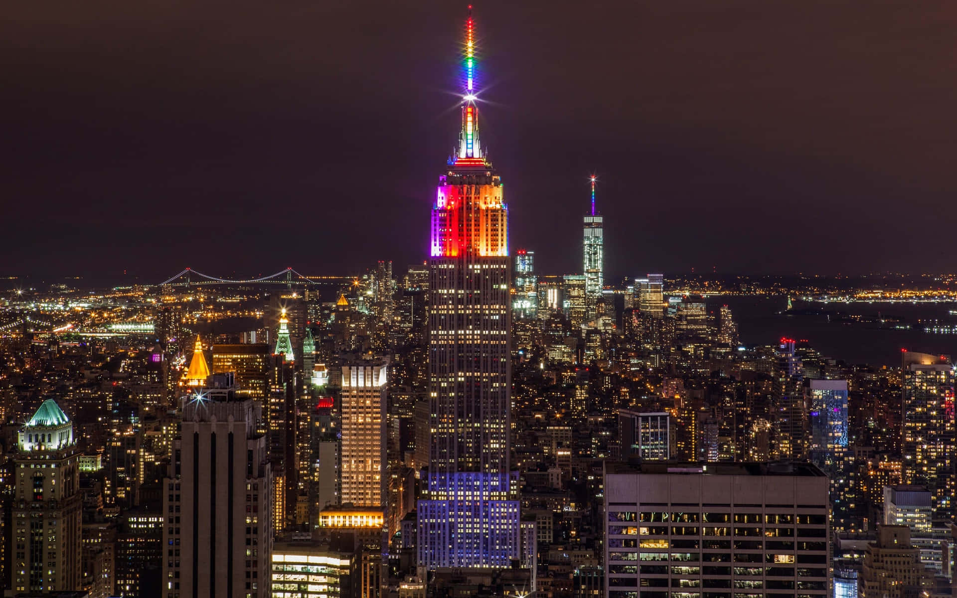 Färggladbild På Empire State Building I New York City Under Natten.