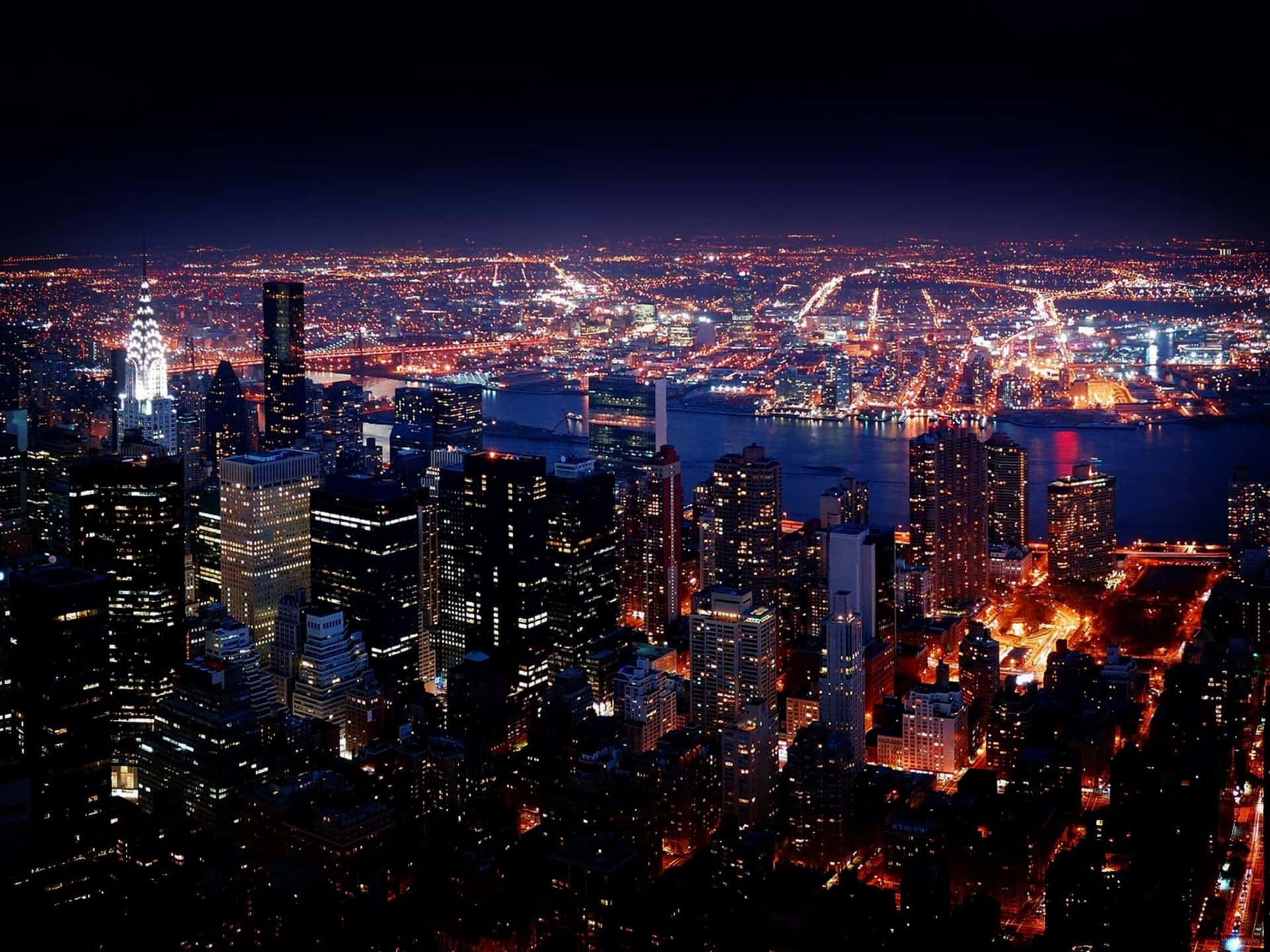 Imagende La Ciudad De Nueva York De Noche En Tonos Oscuros.
