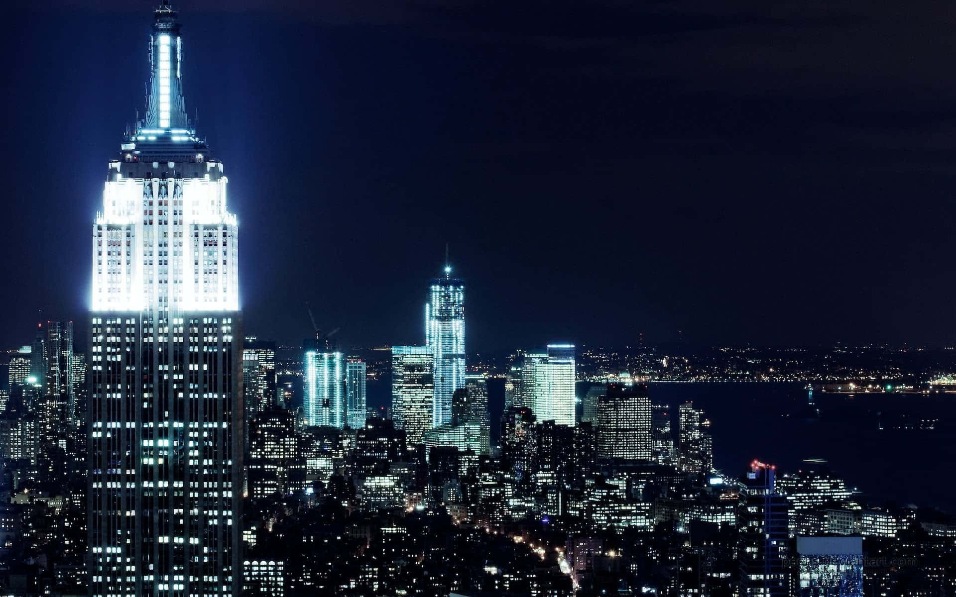 Imagendel Empire State Building De Noche En La Ciudad De Nueva York, En Blanco.