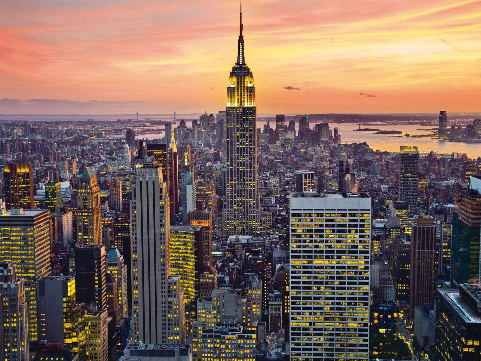 Den smukke udsigt over New York City om natten Wallpaper