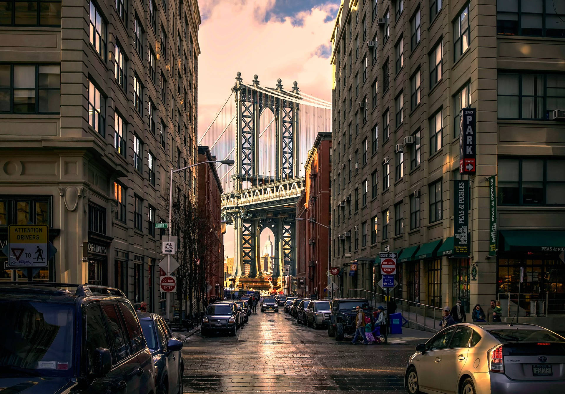 Nyskrivbordsbakgrund Från New York City Med Manhattan Bridge I Dumbo. Wallpaper