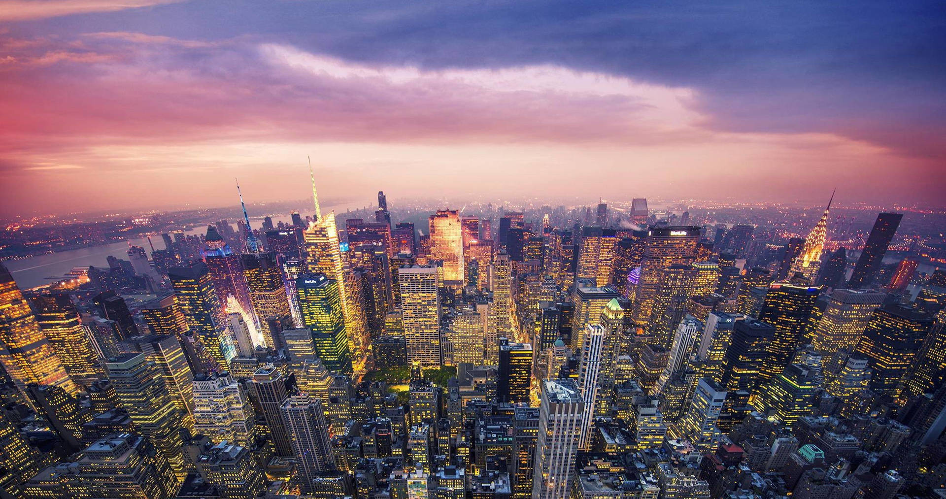 Wolkenkratzervon New York City Spiegeln Sich In Einem Teich. Wallpaper
