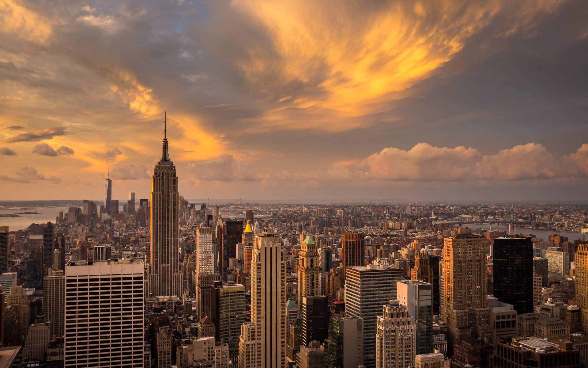 Episk solnedgang over New York City. Wallpaper