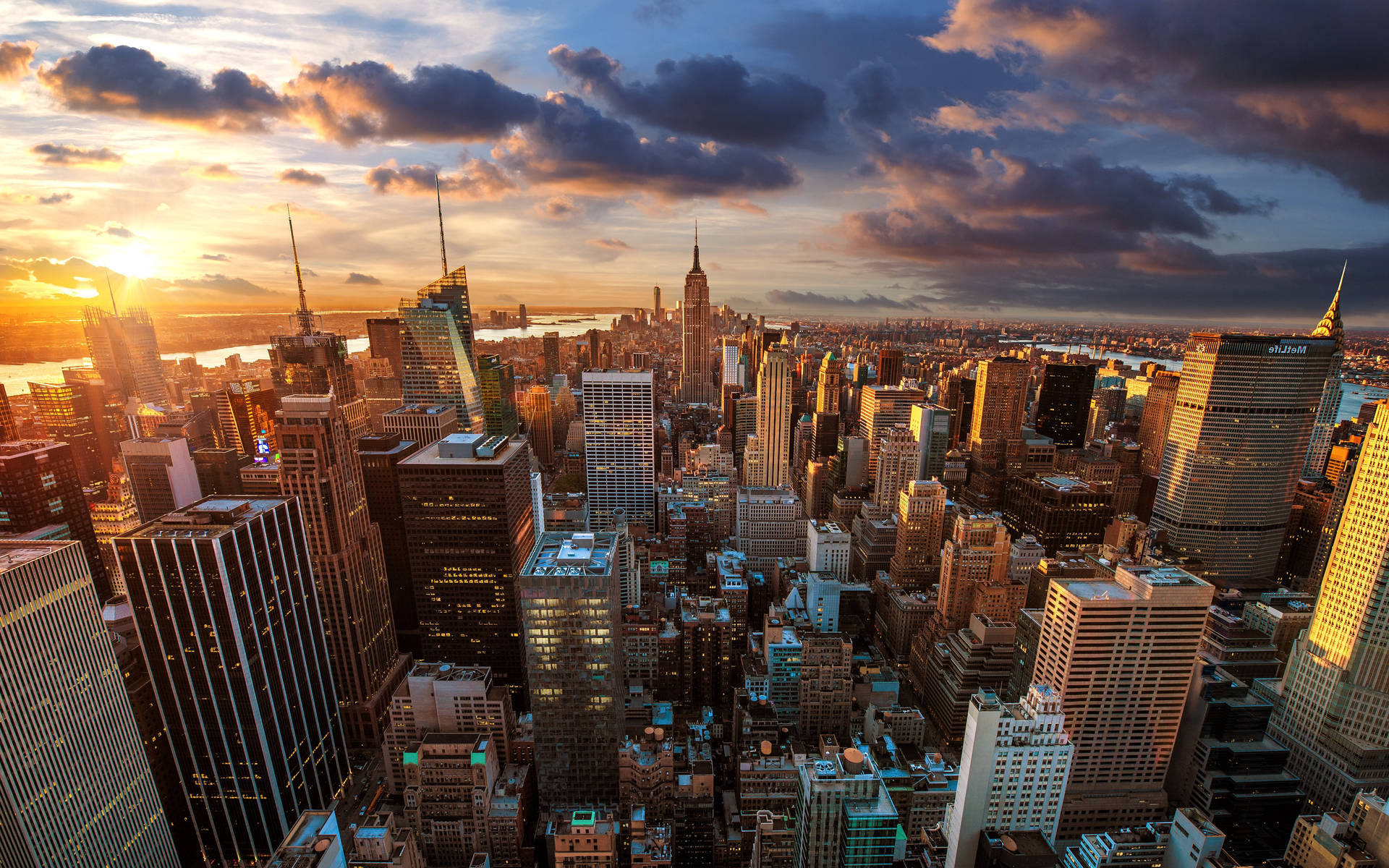 Grattacieliche Si Ergono Sopra Il Panorama Urbano Di New York City. Sfondo