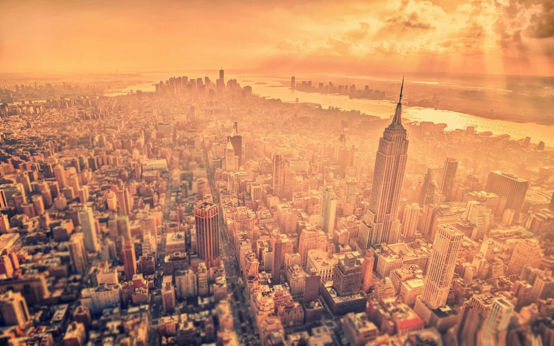 Paisajede La Ciudad De Nueva York Con Cielos Anaranjados. Fondo de pantalla