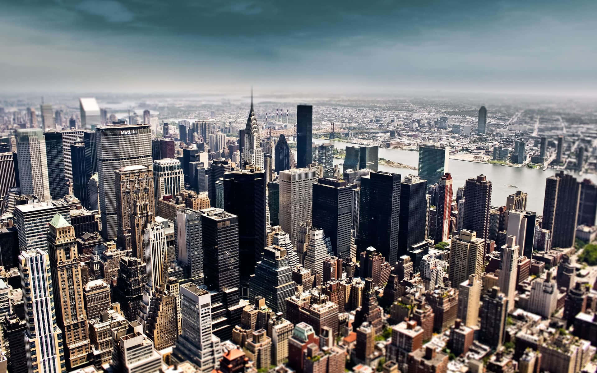Maravillosofondo De Pantalla De La Nublada Ciudad De Nueva York En Tu Computadora Portátil. Fondo de pantalla
