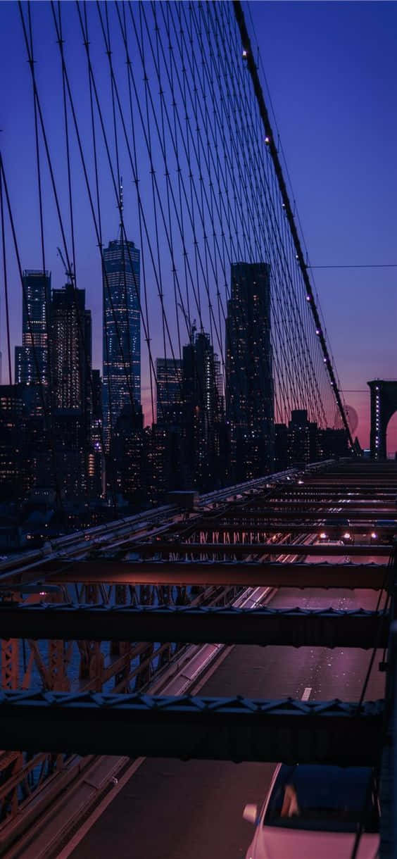Newyork City Di Notte: Cielo Blu Per Iphone Sfondo