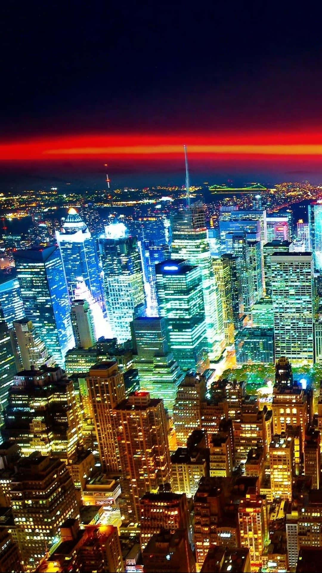Udsigt til den neon-oplyste nat skyline i New York City. Wallpaper