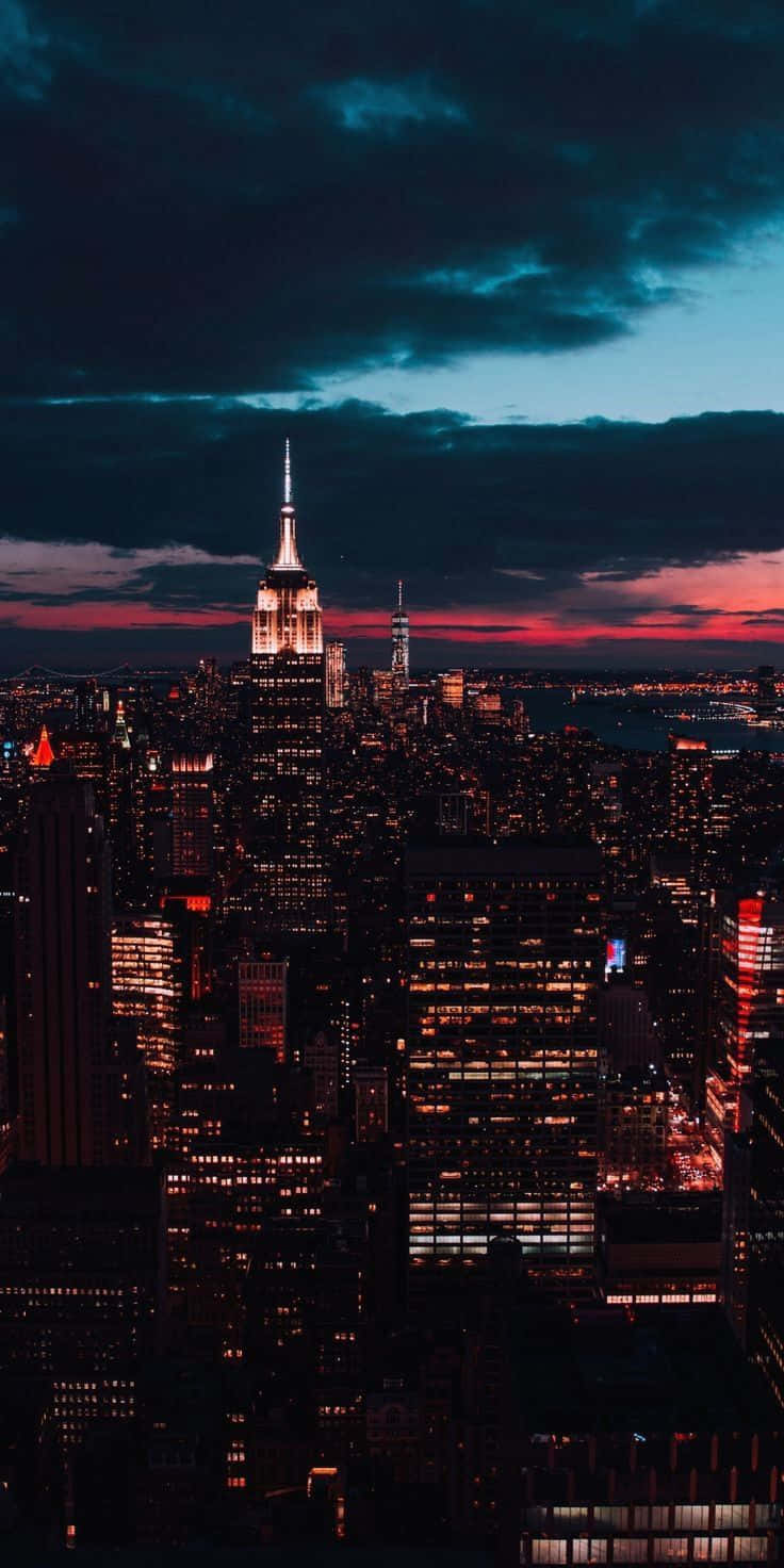Sfondoper Iphone Con Immagine Di New York Di Notte E Grattacieli. Sfondo