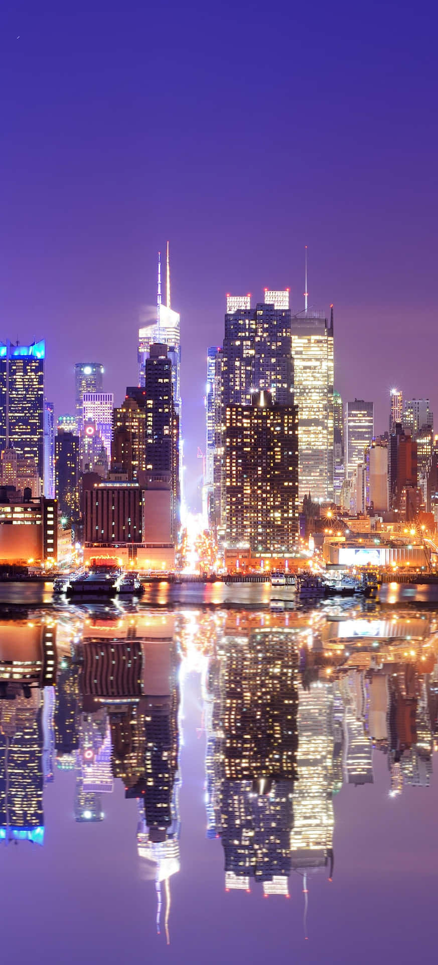 Wallpaperde La Ciudad De Nueva York De Noche Con Reflejos Para Iphone. Fondo de pantalla