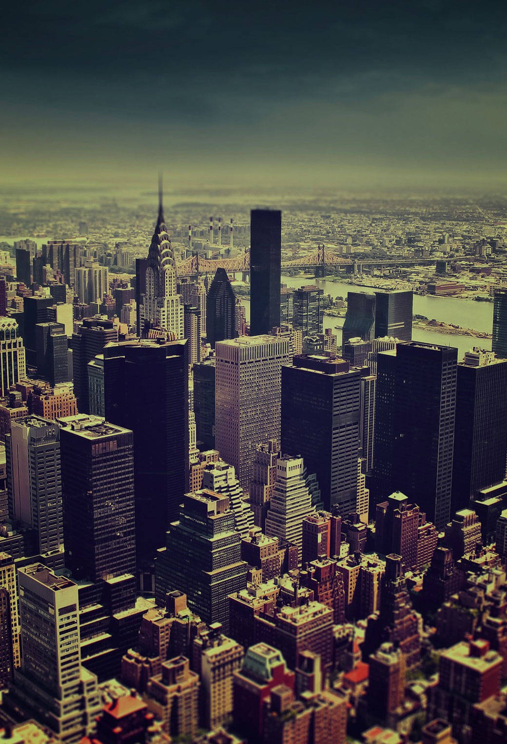 Genießensie Die Malerische Skyline Von New York City, Während Sie Ihr Iphone Verwenden. Wallpaper