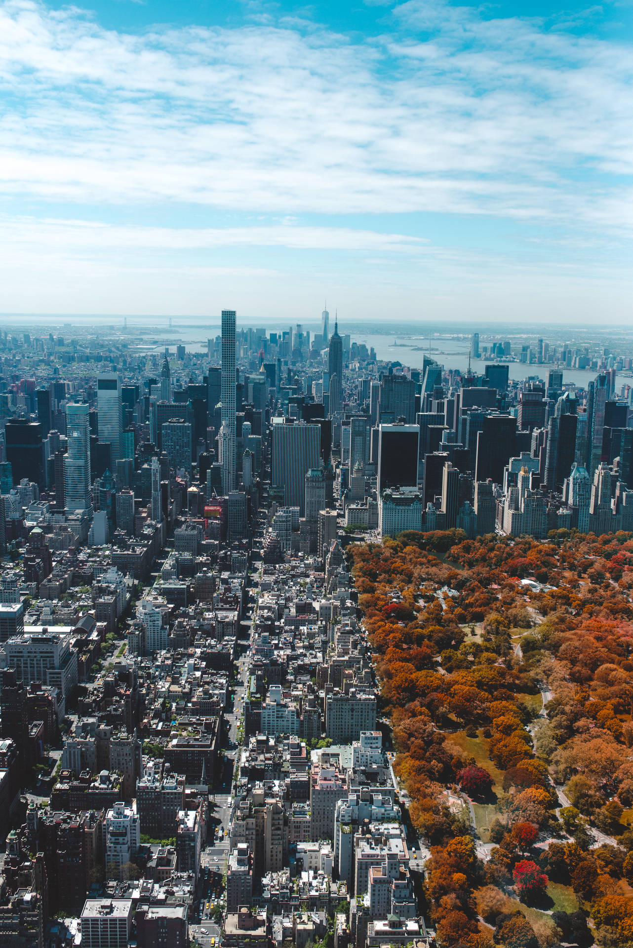 Iconicalínea Del Horizonte De Manhattan En La Ciudad De Nueva York Fondo de pantalla