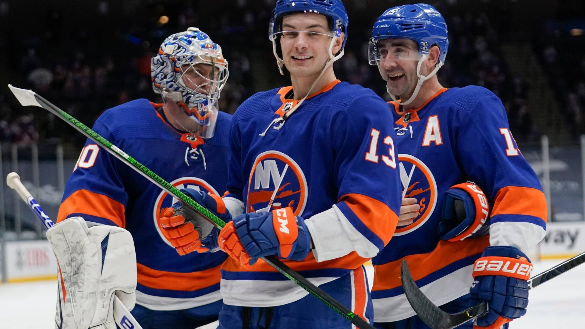 Jugadoresde Hockey Sobre Hielo De Los New York Islanders Mathew Barzal Y Sus Compañeros Fondo de pantalla