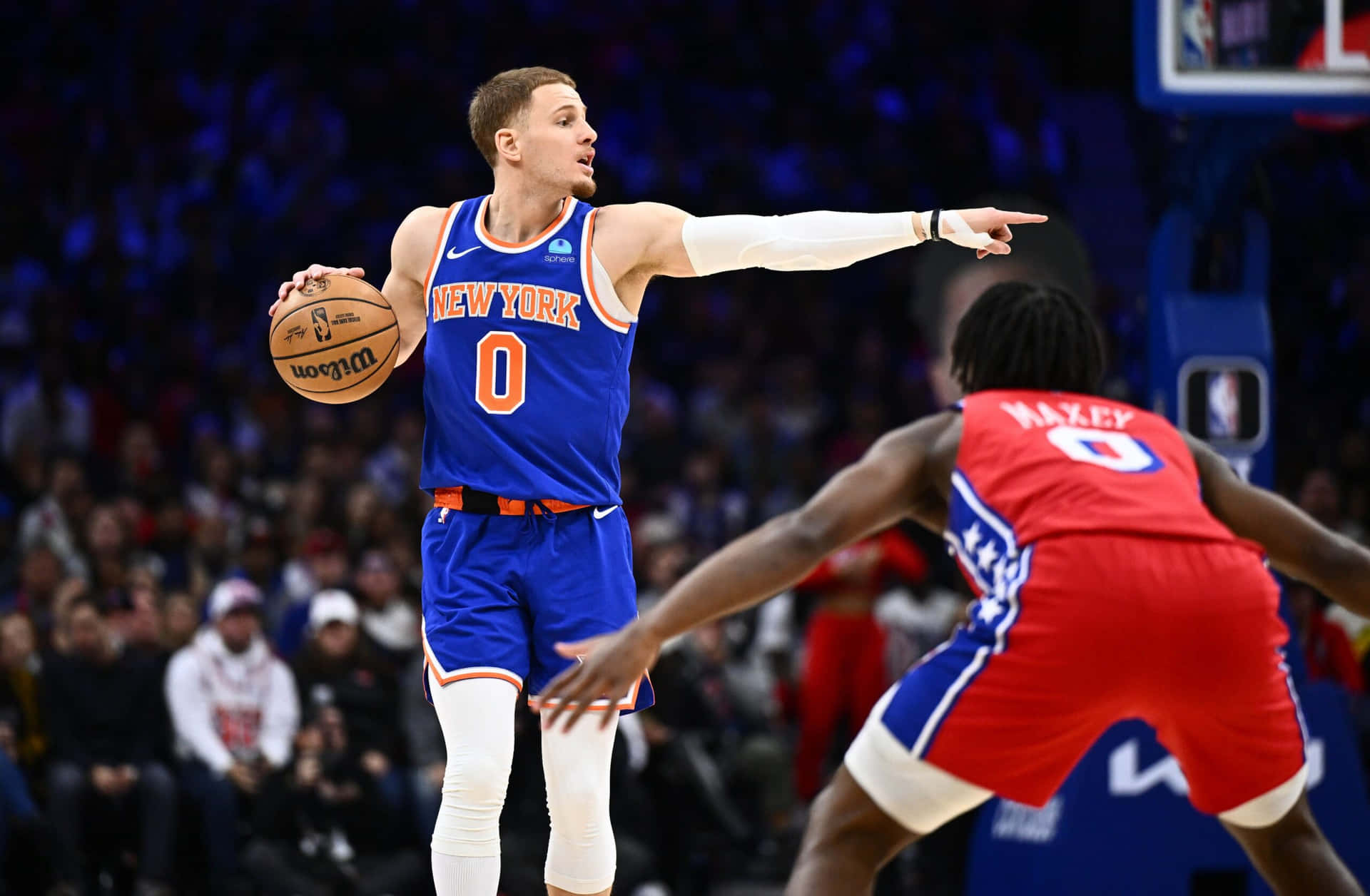New York Knicks Player Directing Play Wallpaper
