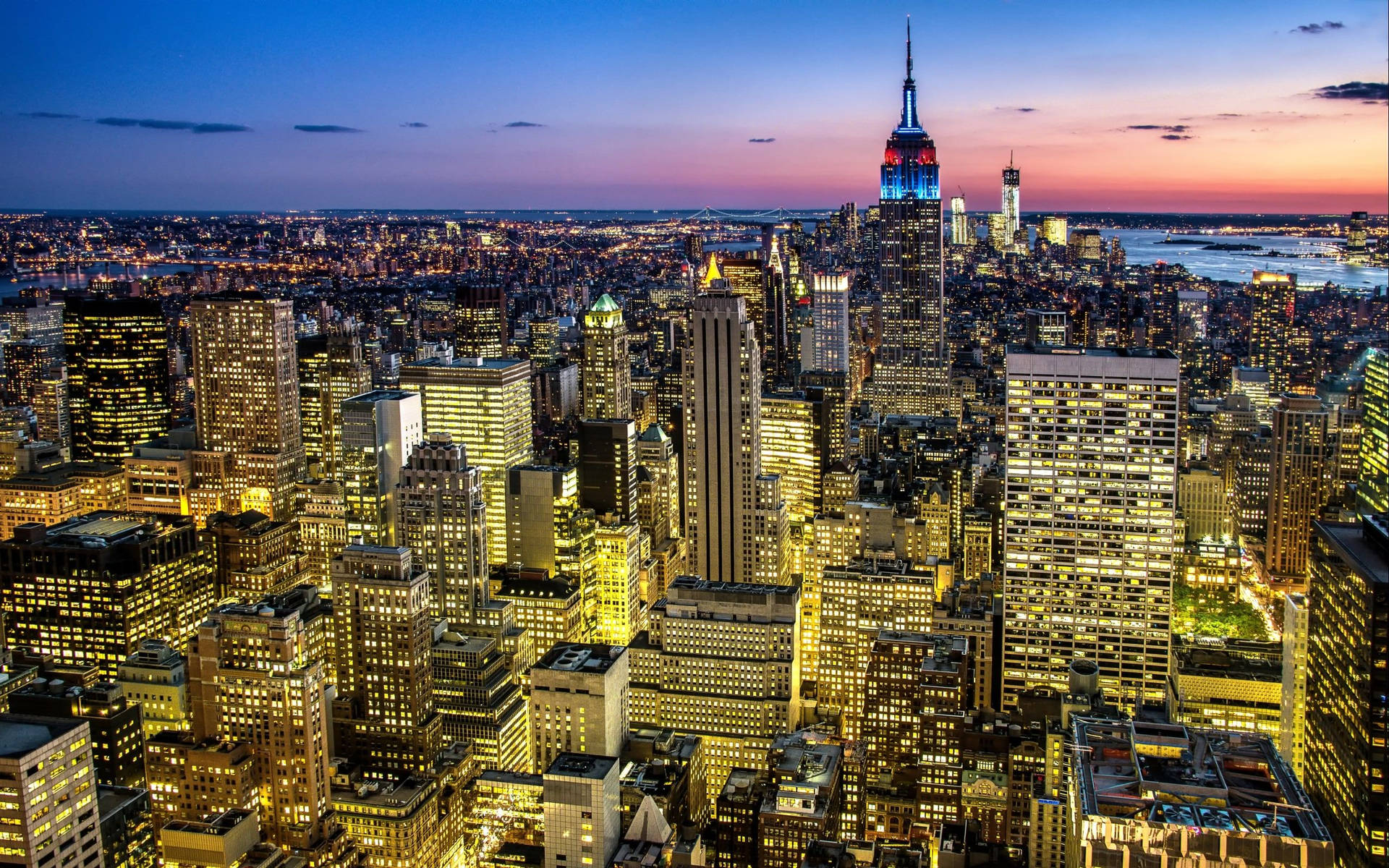 Lucidegli Edifici Dello Skyline Di New York Sfondo