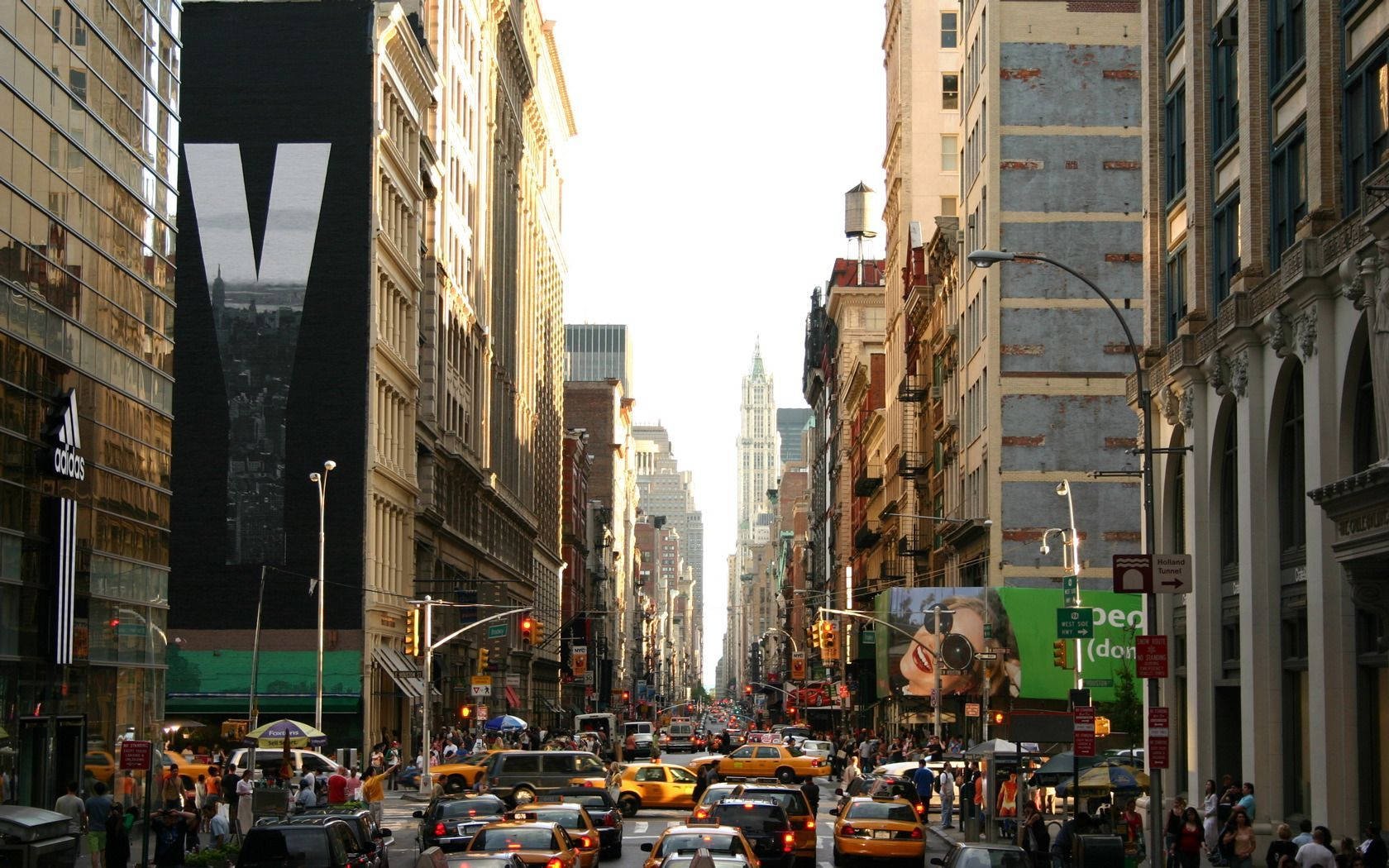 Esplorandola Città: Uno Sguardo Alle Affollate Strade Di New York Sfondo