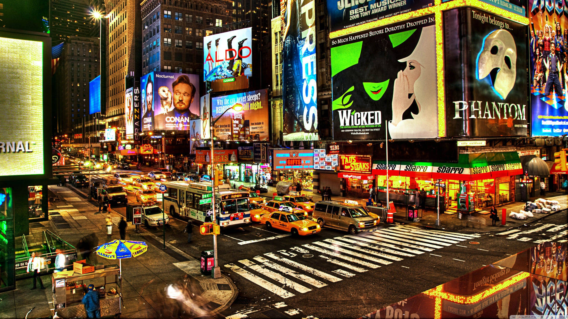 Wolkenkratzersäumen Eine Typische Straße In New York Wallpaper