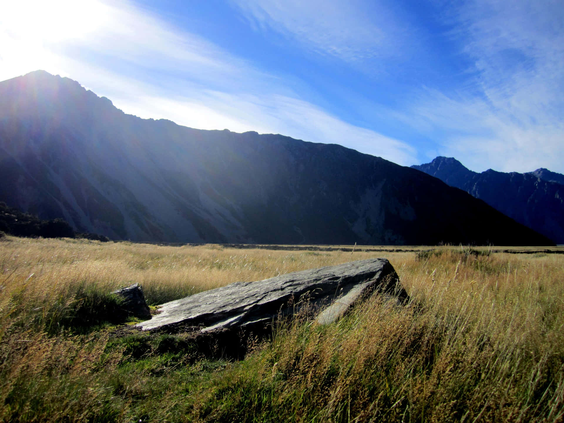 Luftaufnahmevon Neuseeland Mit Schroffen Bergen Und Üppigen, Sanften Hügellandschaften.
