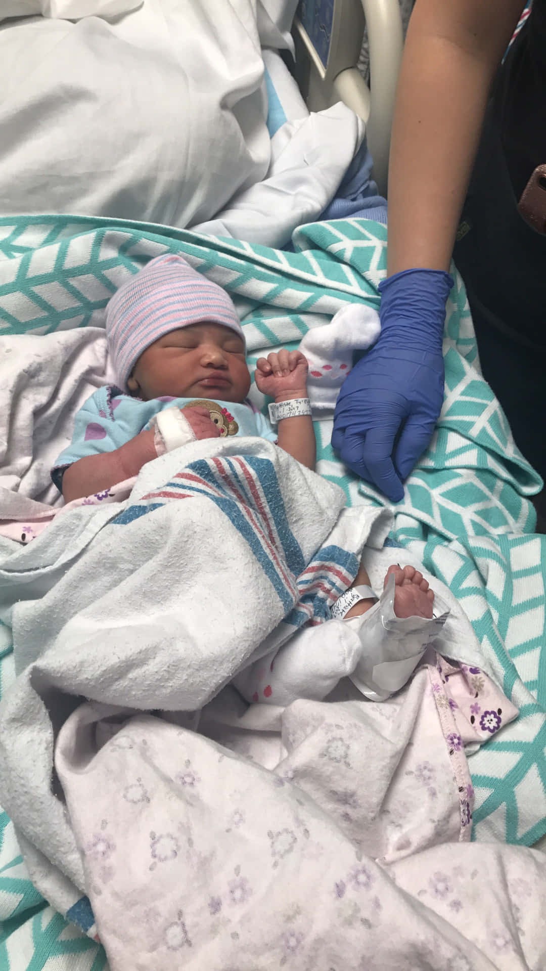 Unbebé Está Siendo Colocado En Una Cama De Hospital
