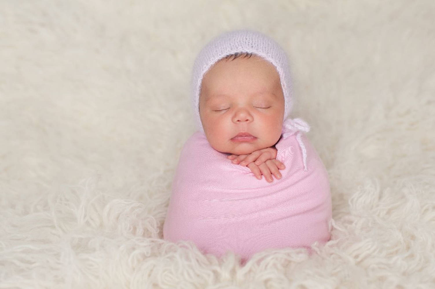 Nyfødt Baby Pink Bonnet med Røgler Wallpaper