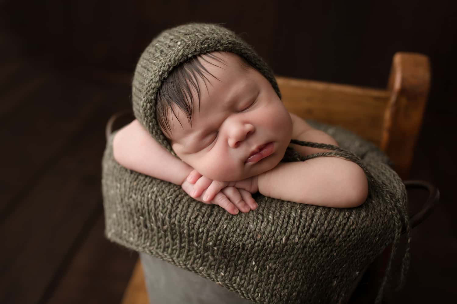 Nuevasfotografías De Recién Nacidos Durmiendo En Un Cubo