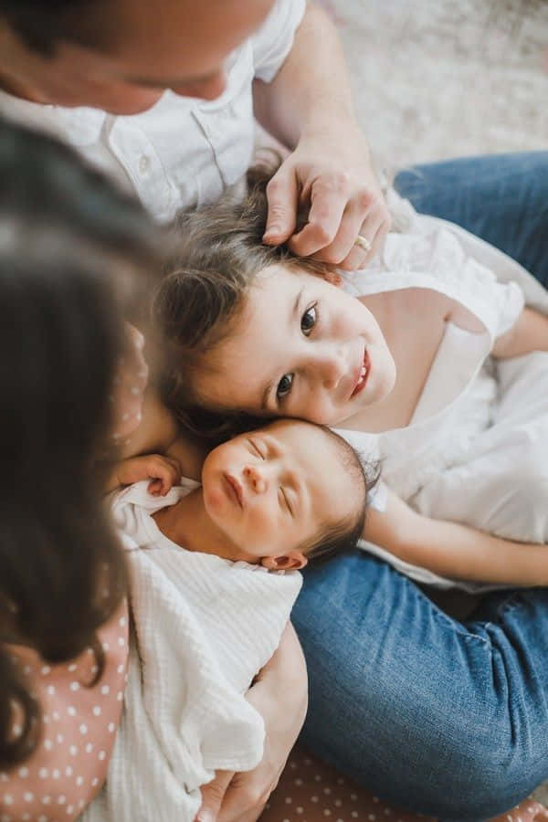 Neugeborenesund Kleines Mädchen Mit Familienfotos.