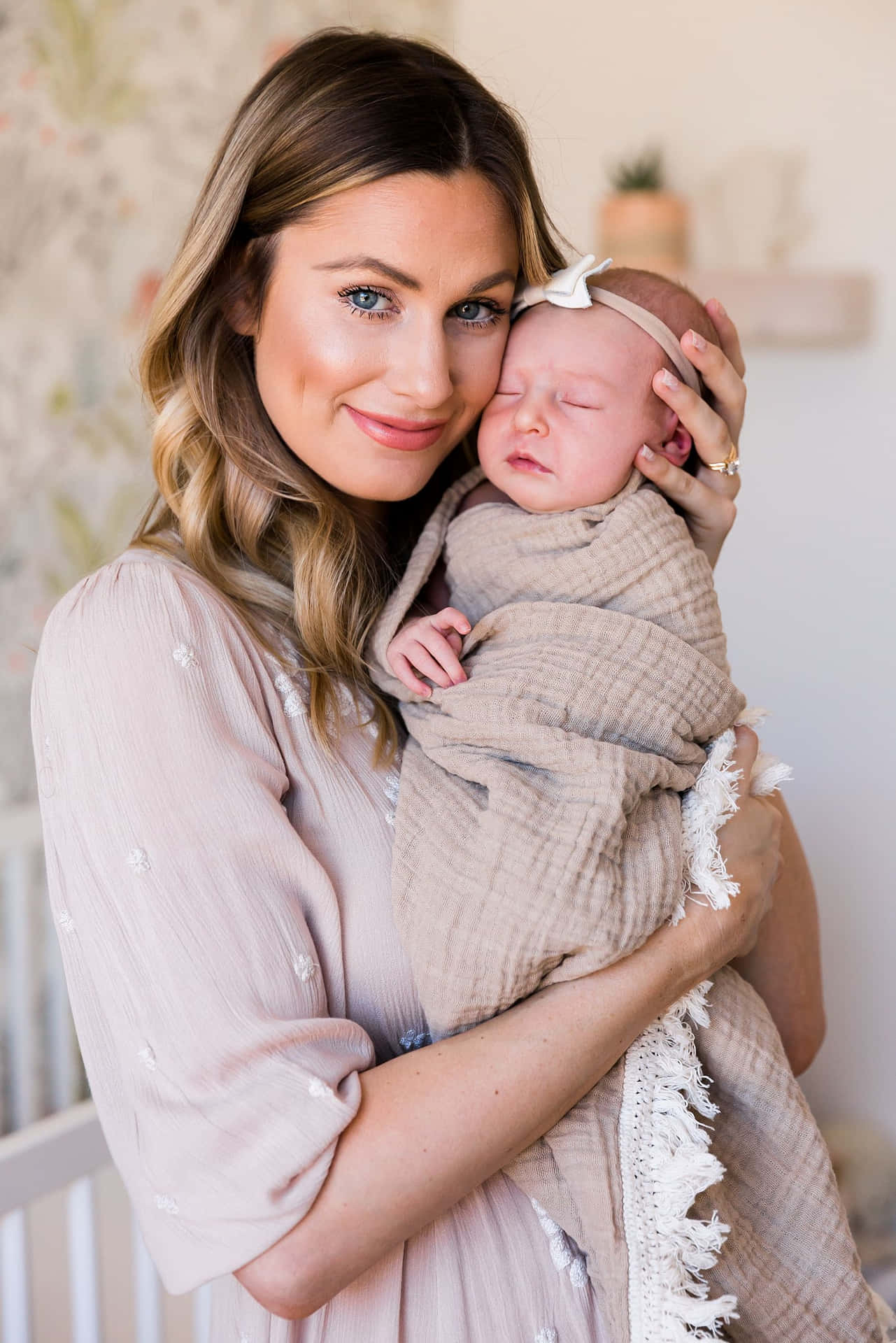 Nyfødt Poserende Med Moder Billeder Tapet