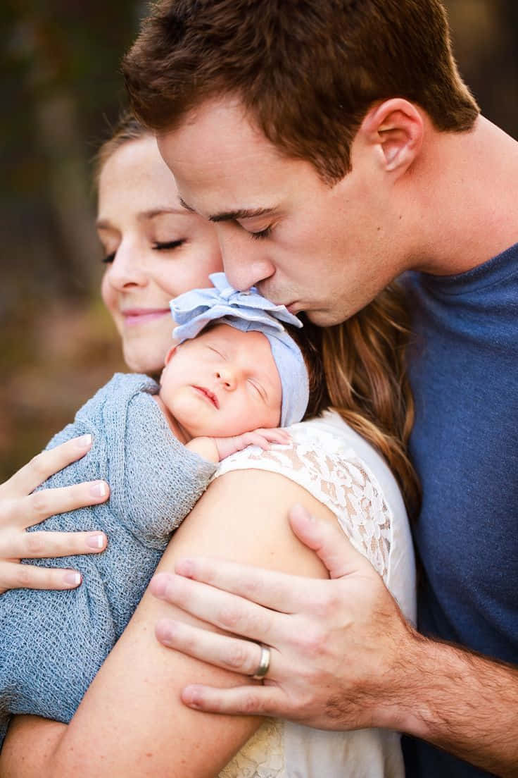 Neugeborenesbaby-mädchen Mit Familienbildern