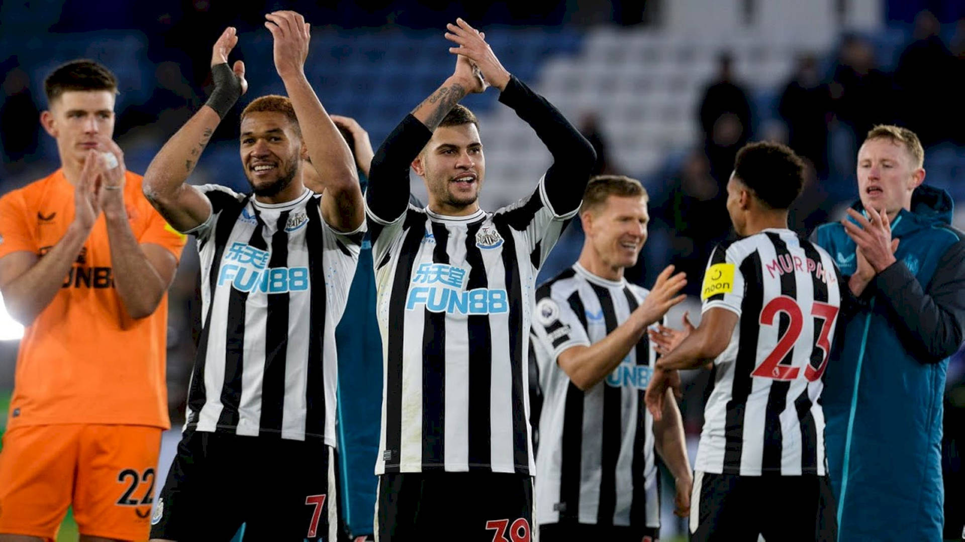 Jugadoresdel Newcastle United Fc Aplaudiendo Fondo de pantalla