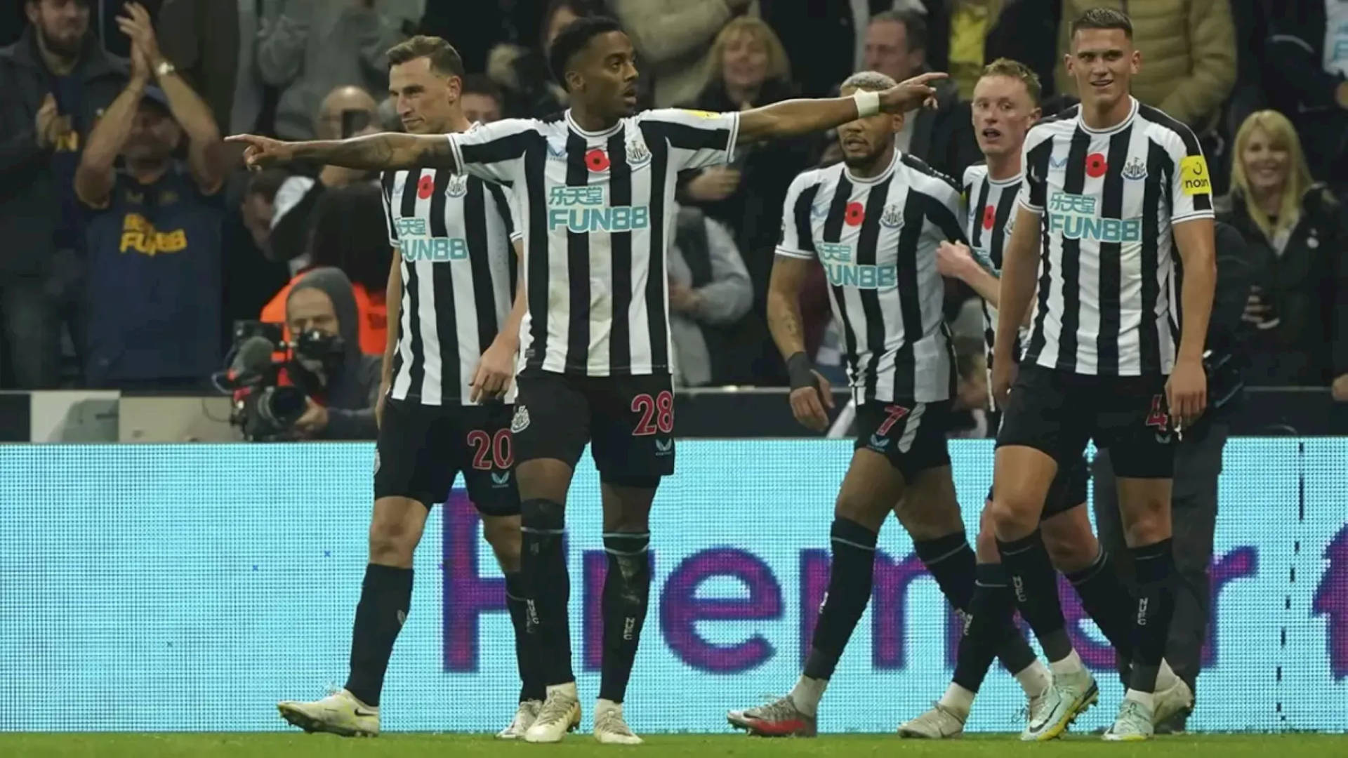 Se Newcastle United FC-spillere indtage feltet i højopløsning tapet! Wallpaper