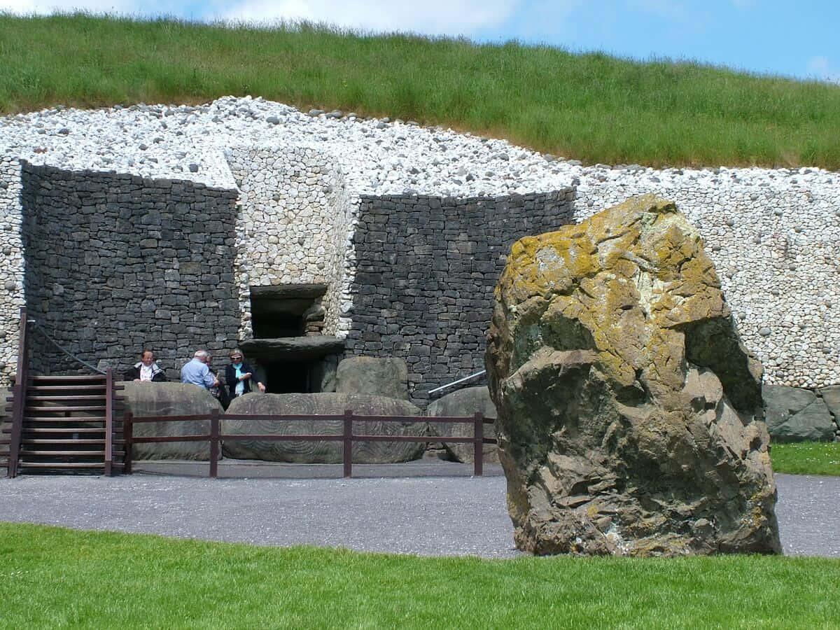 Ingressodi Newgrange Con Grande Roccia Sfondo