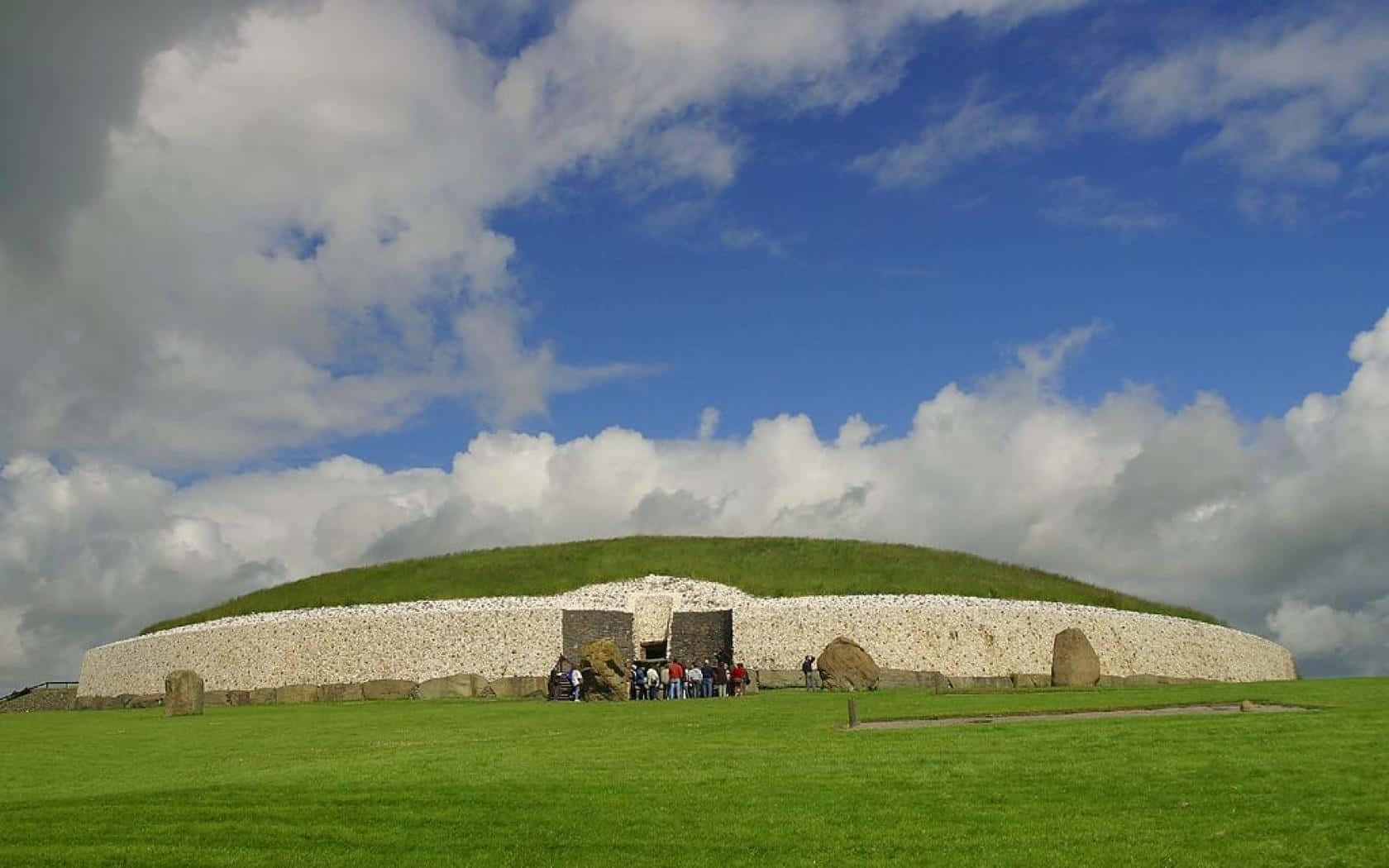 Nuovagrange Vecchia Tomba A Passaggio In Irlanda Sfondo