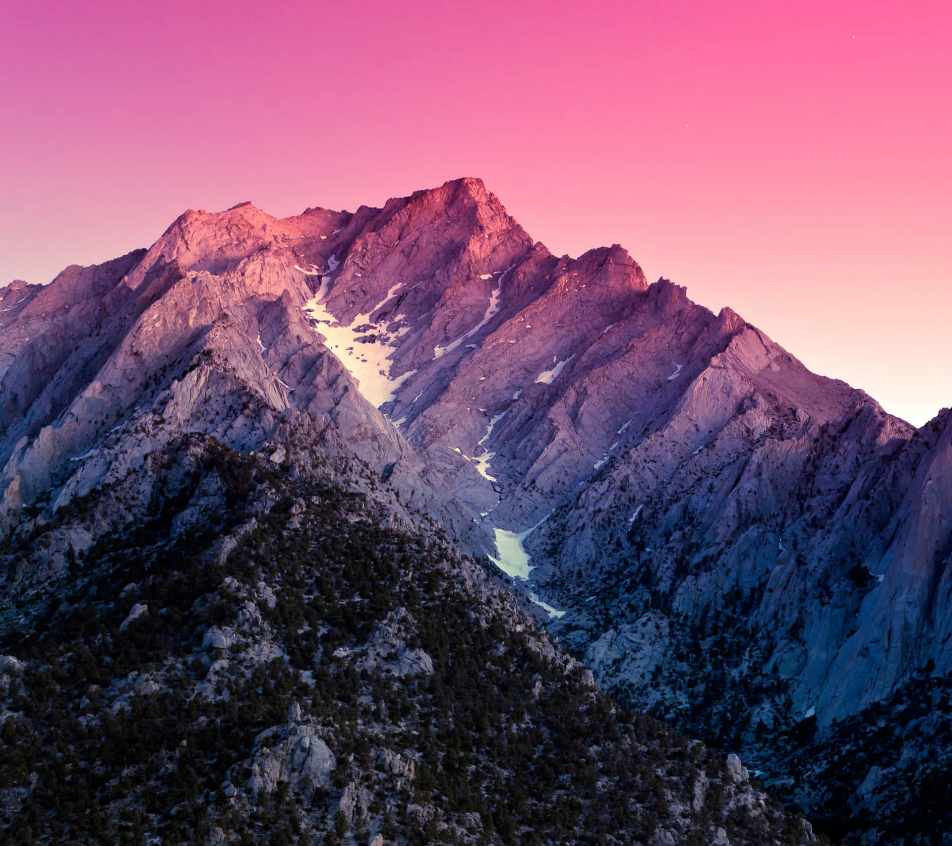 Unacadena Montañosa Con Un Cielo Rosa Y Nieve Fondo de pantalla