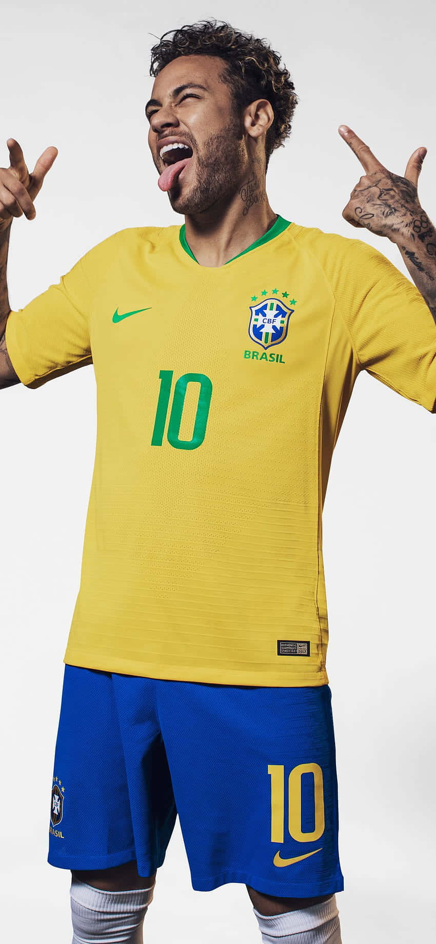 Einbrasilianischer Fußballspieler Posiert Für Die Kamera Wallpaper