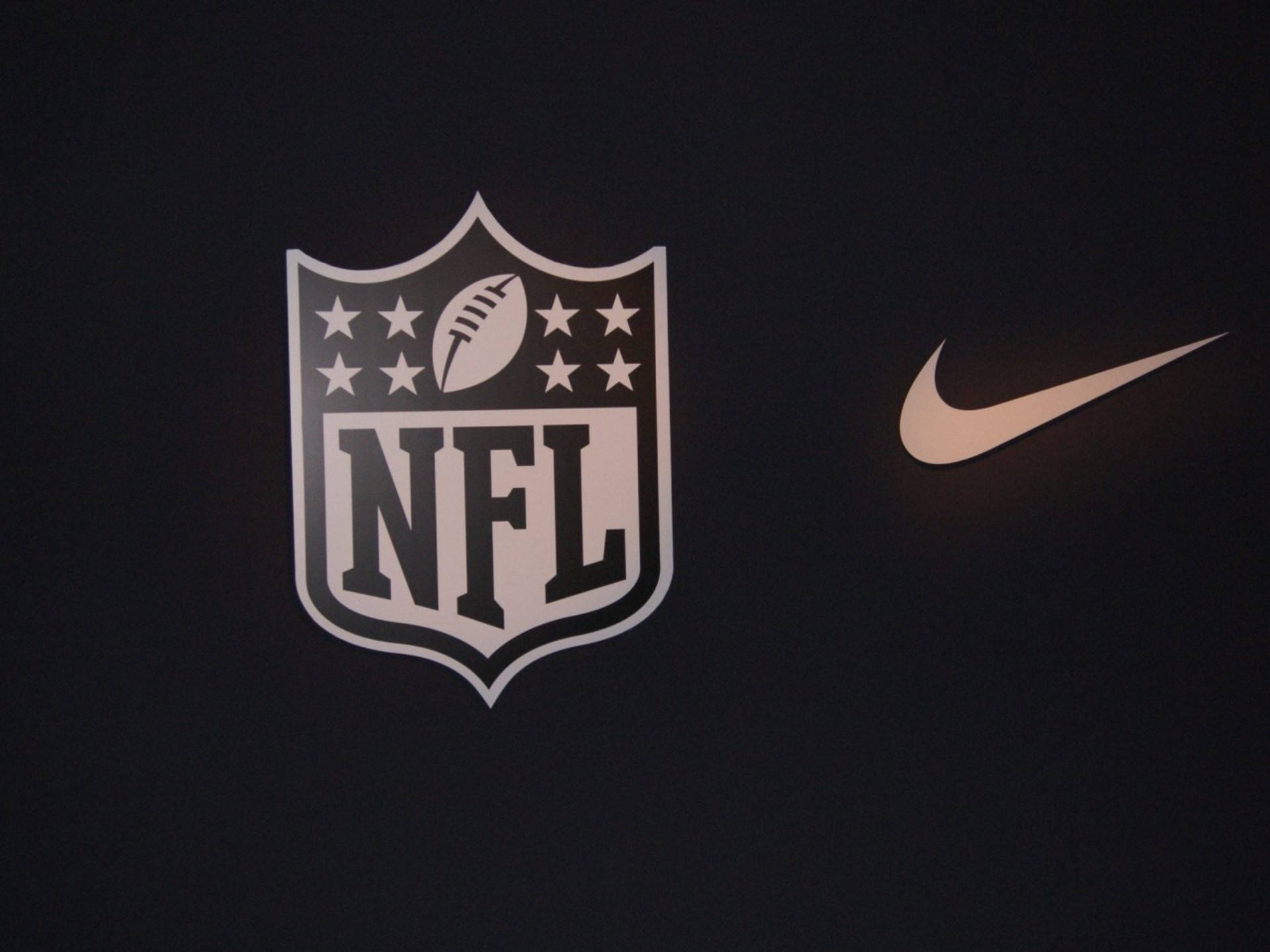 Logosde La Nfl De Fútbol Americano Y Nike. Fondo de pantalla