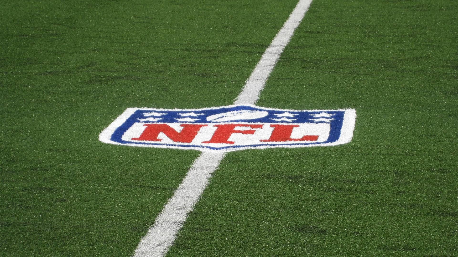 NFL Fodbold Logo på Field Wallpaper Wallpaper