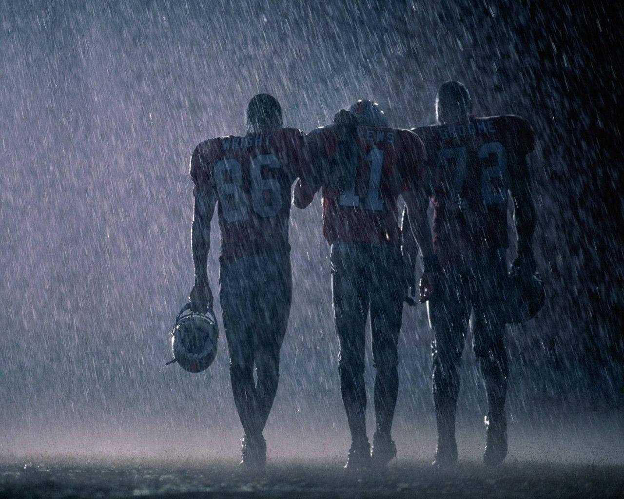 Giocatori Di Football Americano Della Nfl Sotto La Pioggia Sfondo