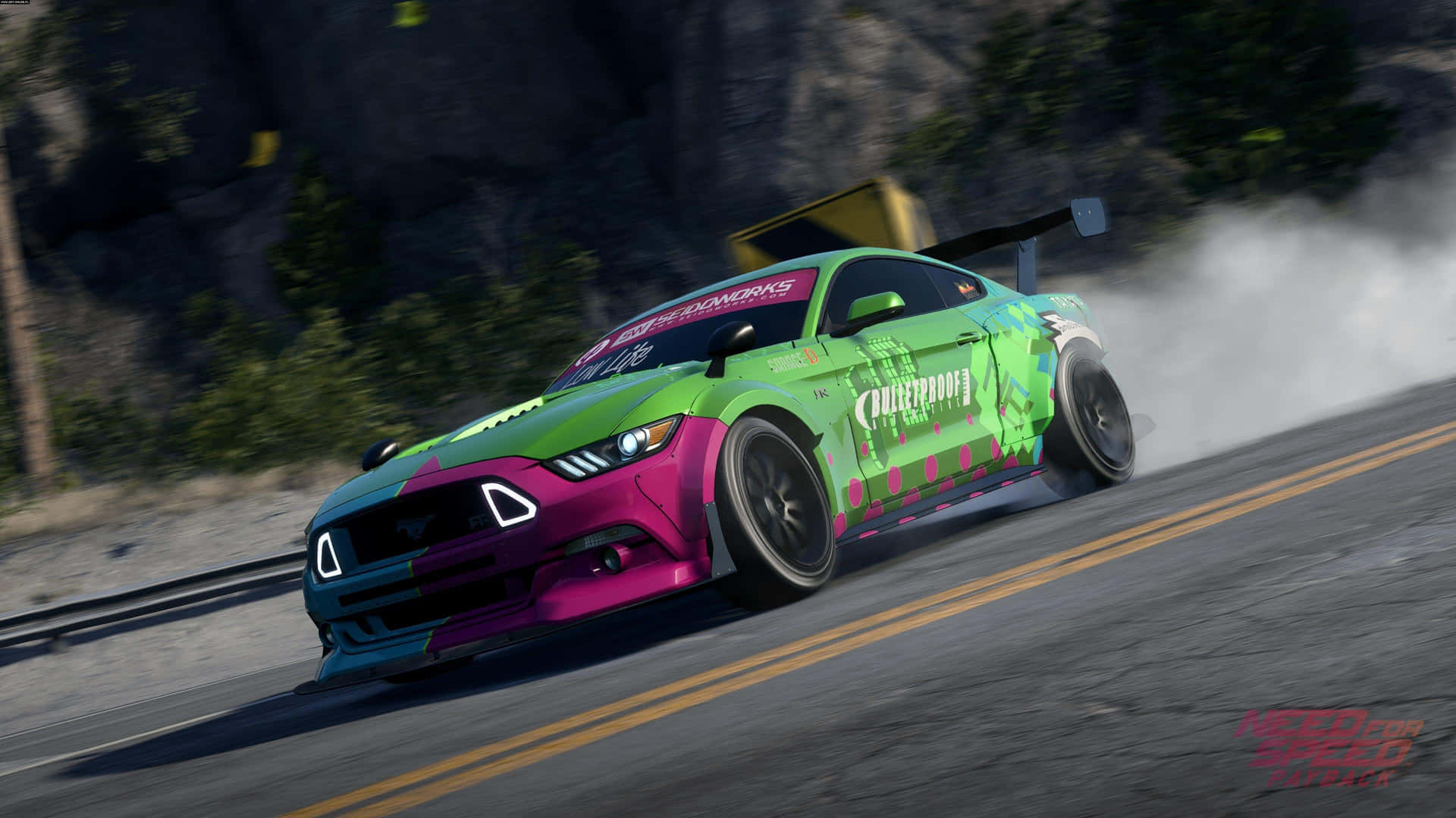 En grøn og pink Mustang racing bil på en bane Wallpaper