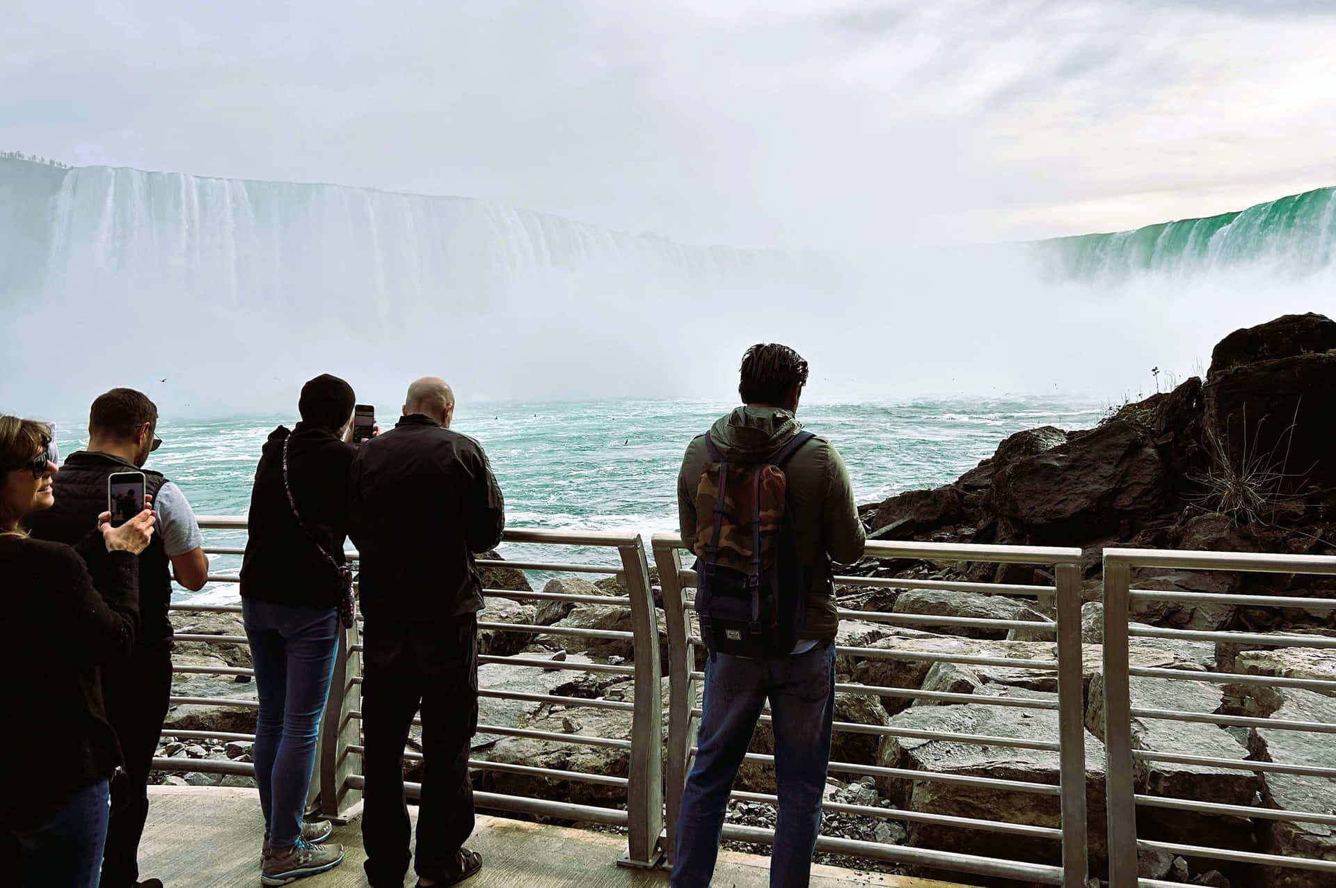 Ammirala Maestosa Bellezza Delle Cascate Del Niagara.