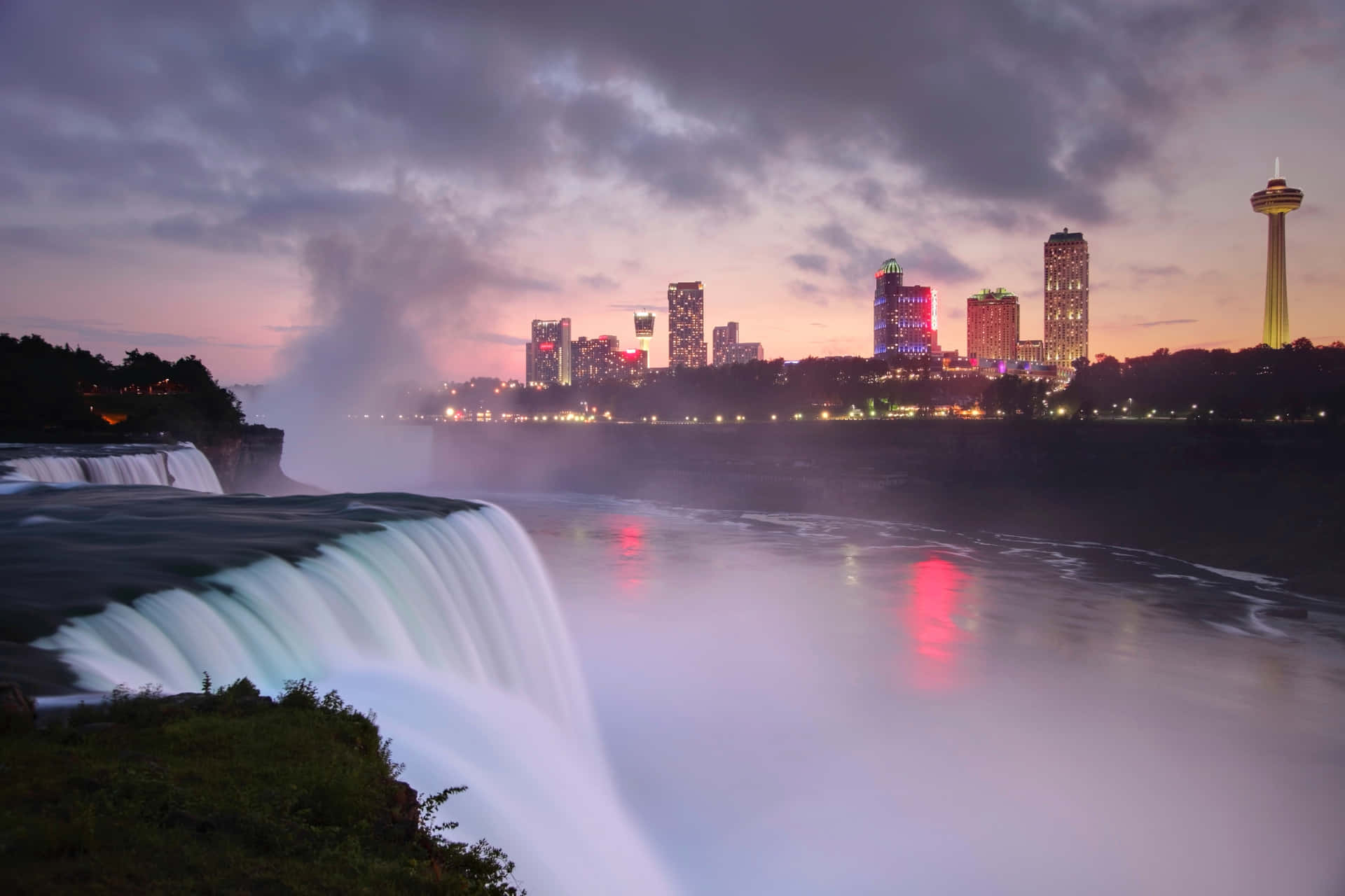 Niagarafällebei Dämmerung Mit Der Skyline Im Hintergrund