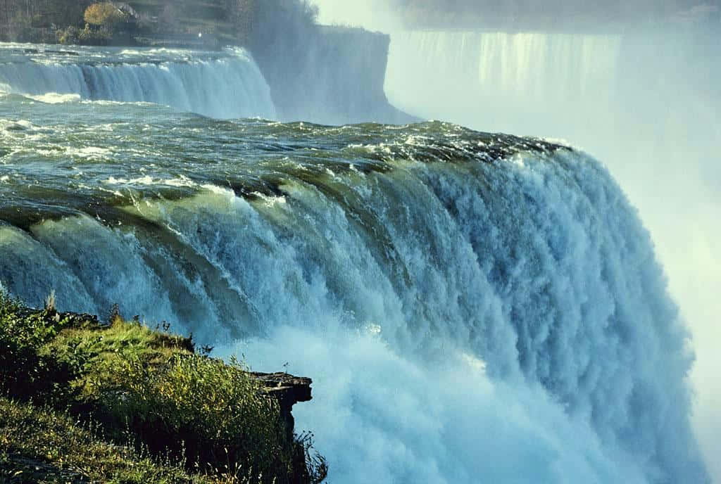 Majestätiskaniagara Falls I Hela Sin Prakt