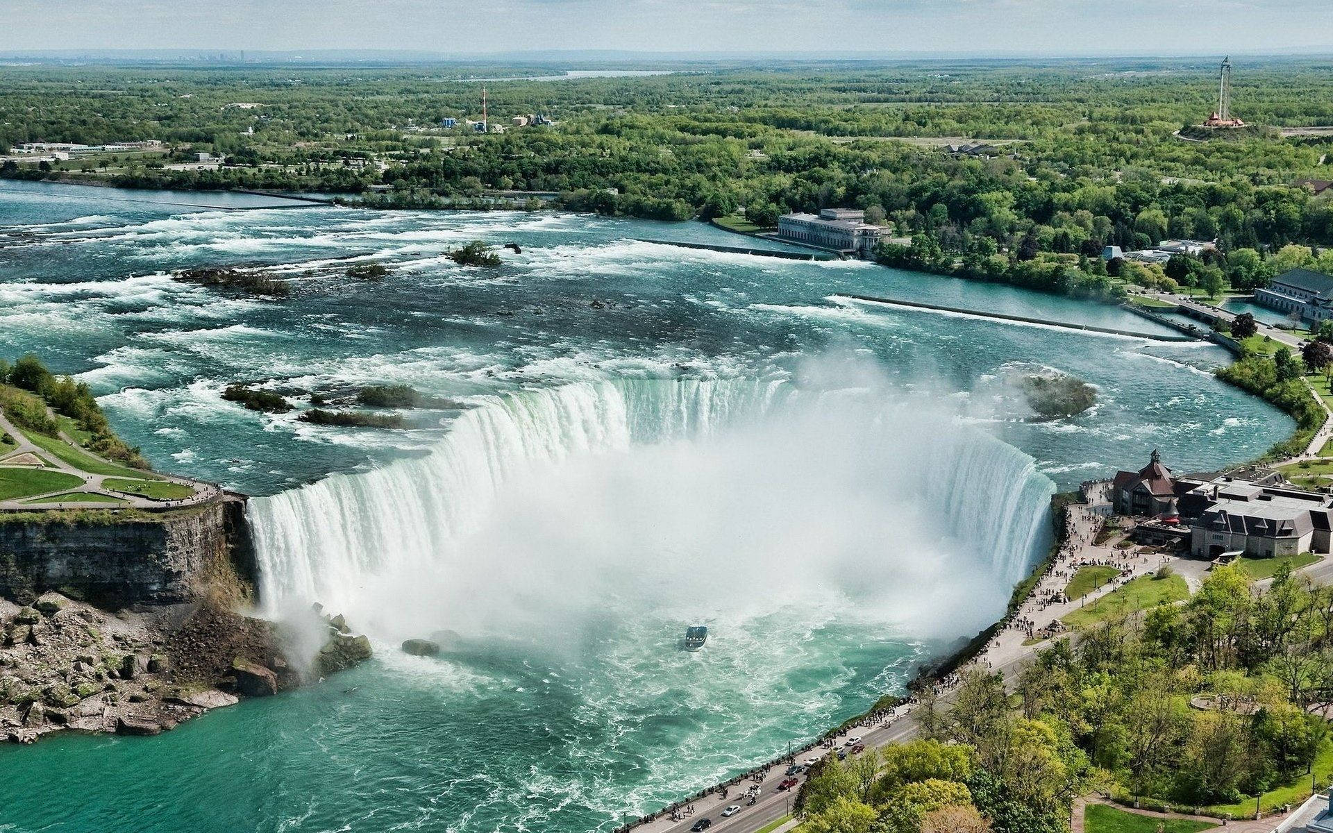 Majestic Niagara Horseshoe Falls in Canada Wallpaper