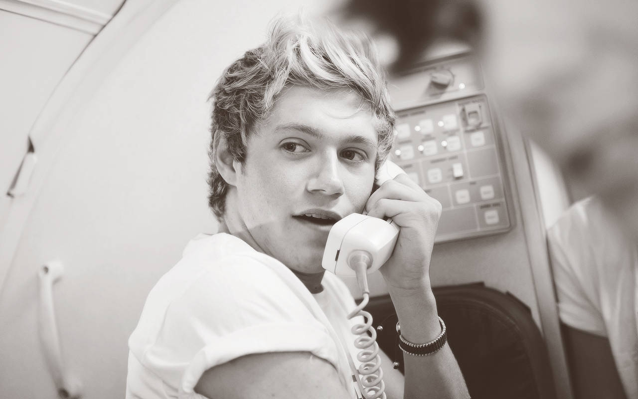 Niall Horan Calling Phone Wallpaper