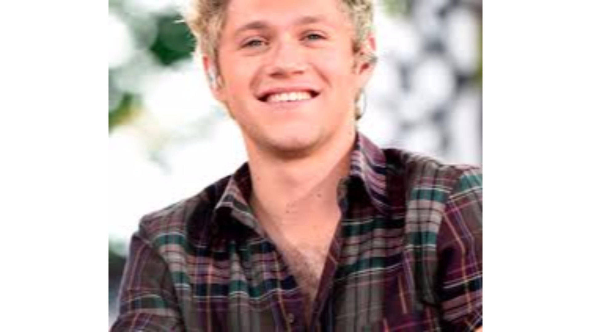 Niall Horan Low Quality Smile Wallpaper