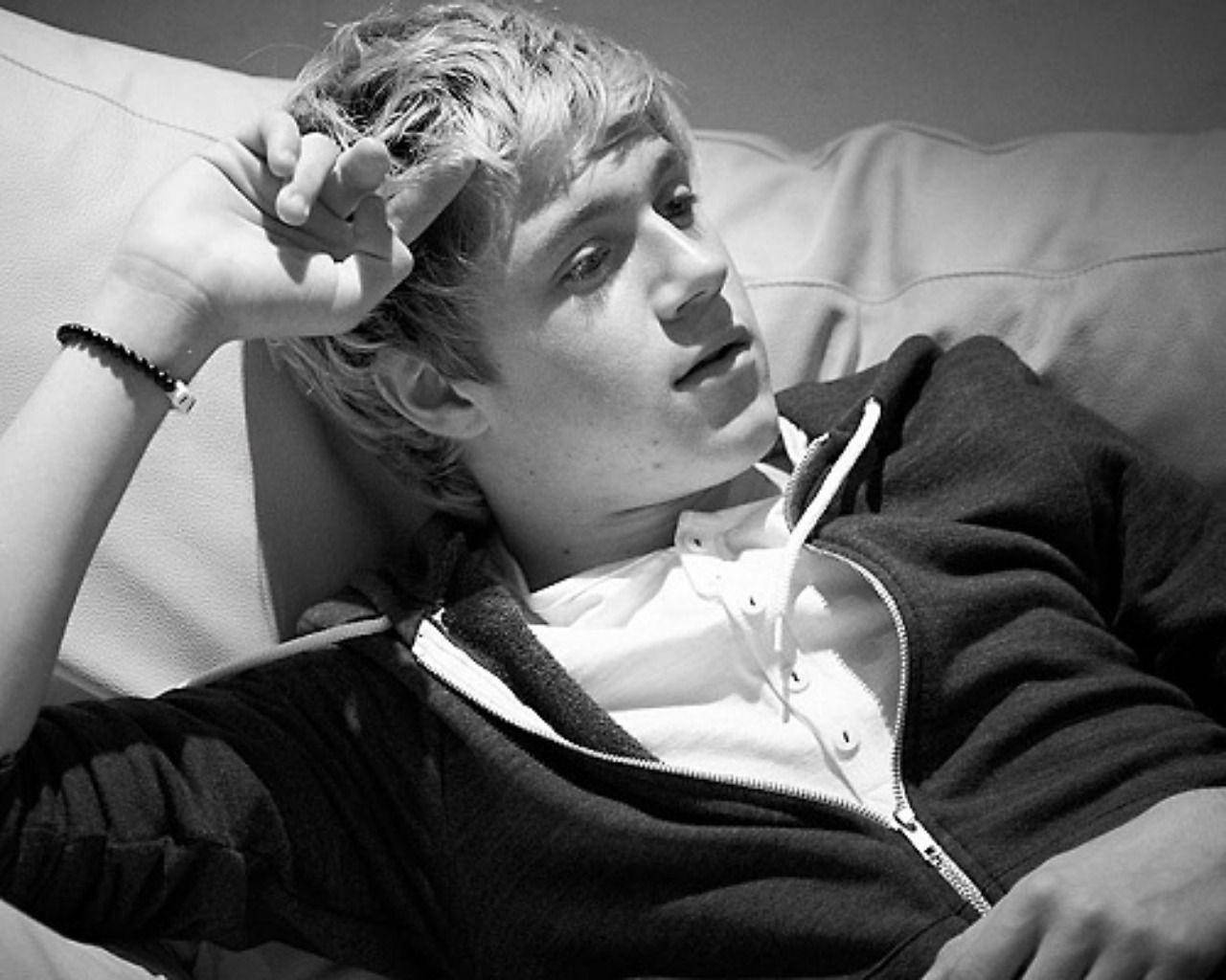 Niall Horan Monochrome Lying Down Wallpaper