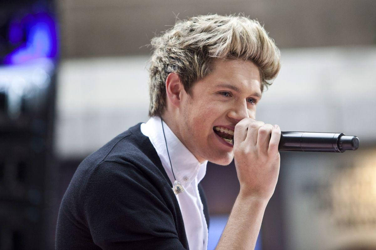 Niall Horan Singing Microphone Wallpaper