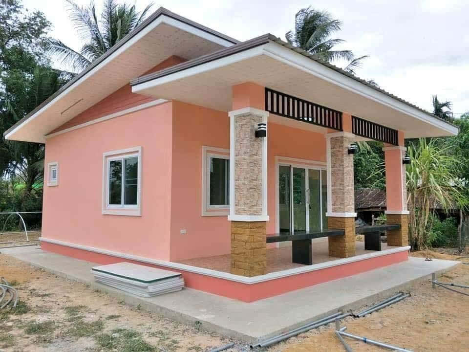 Unapiccola Casa Rosa Con Un Portico E Un Piccolo Giardino