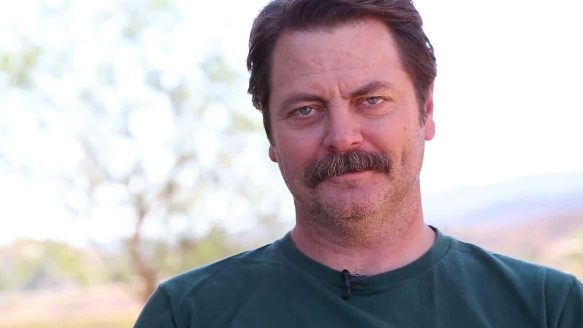 Nick Offerman Regarde Dans Un Environnement De Nature Et De Paix. Fond d'écran