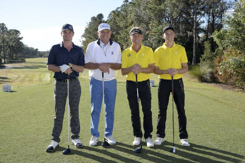 Nickprice Con Jóvenes Golfistas Fondo de pantalla