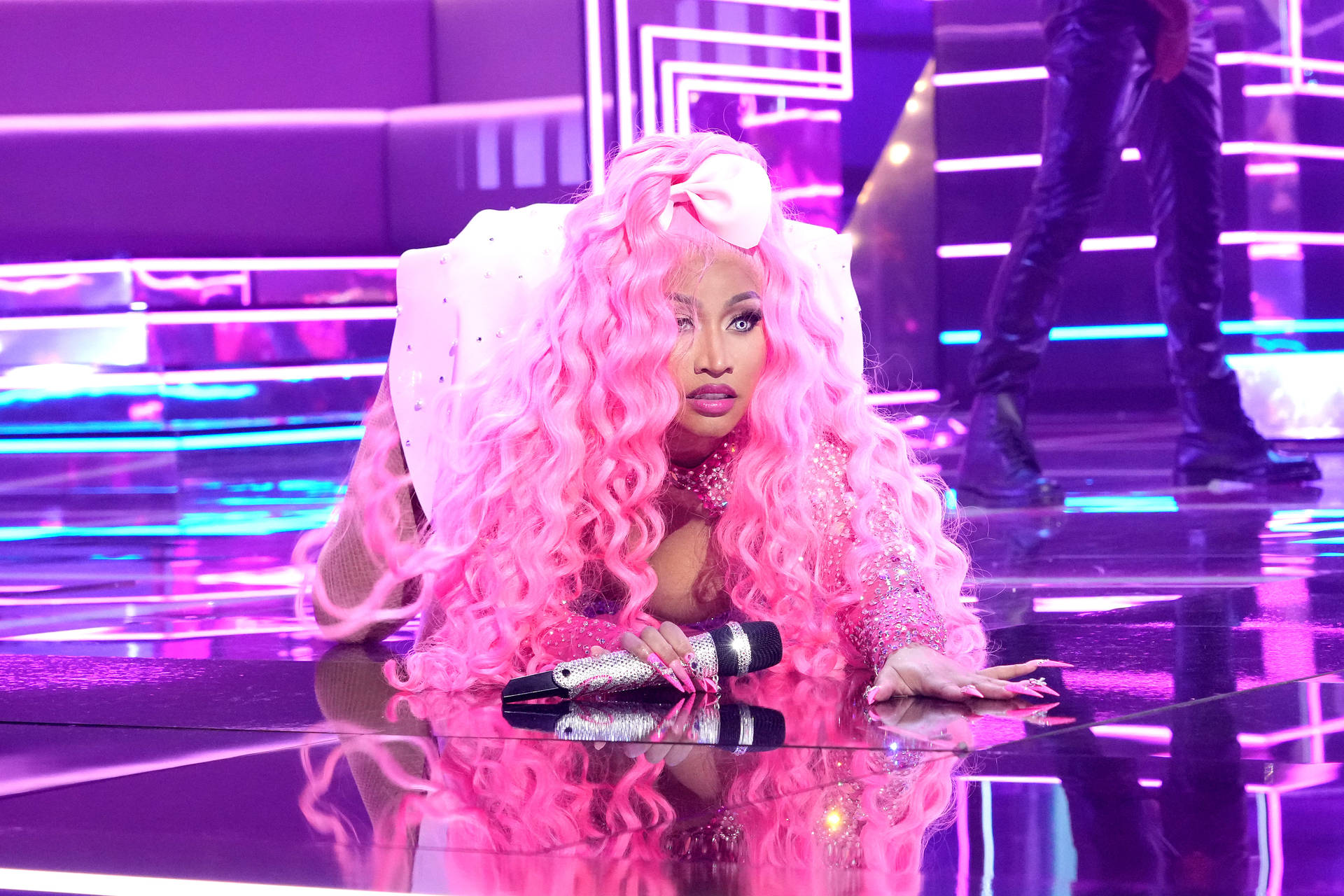 Nicki Minaj Hd Pink Hair Stage Wallpaper